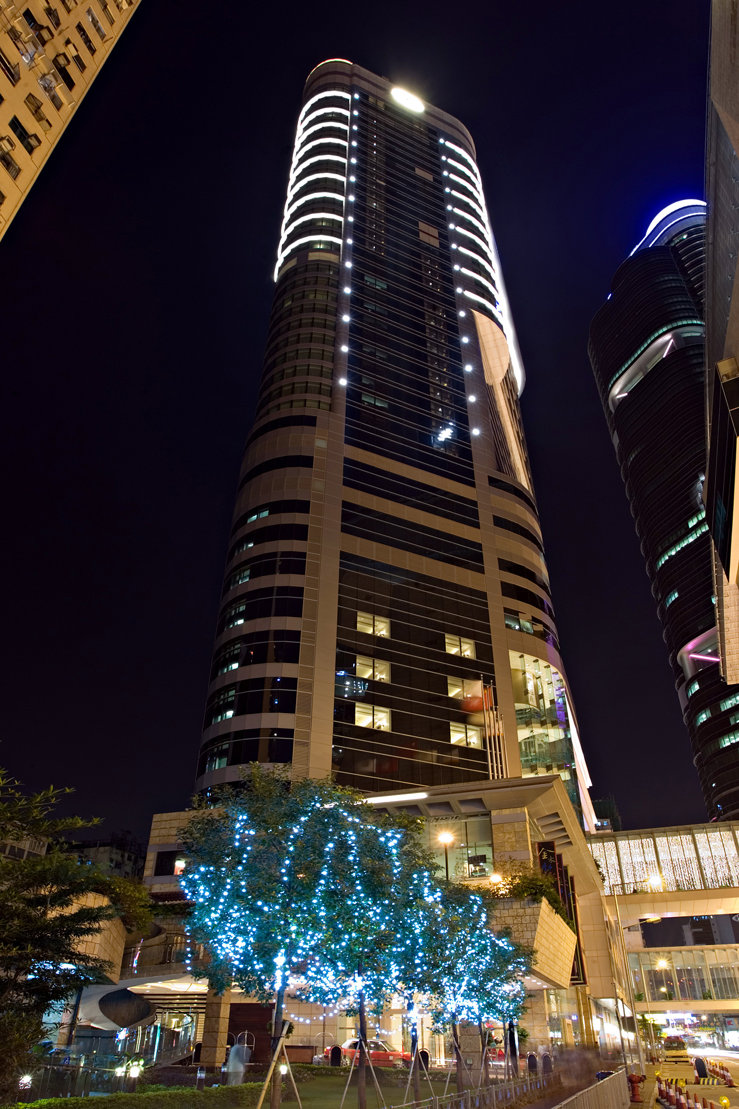 Langham Place Hotel - Night view from Shantung Street 