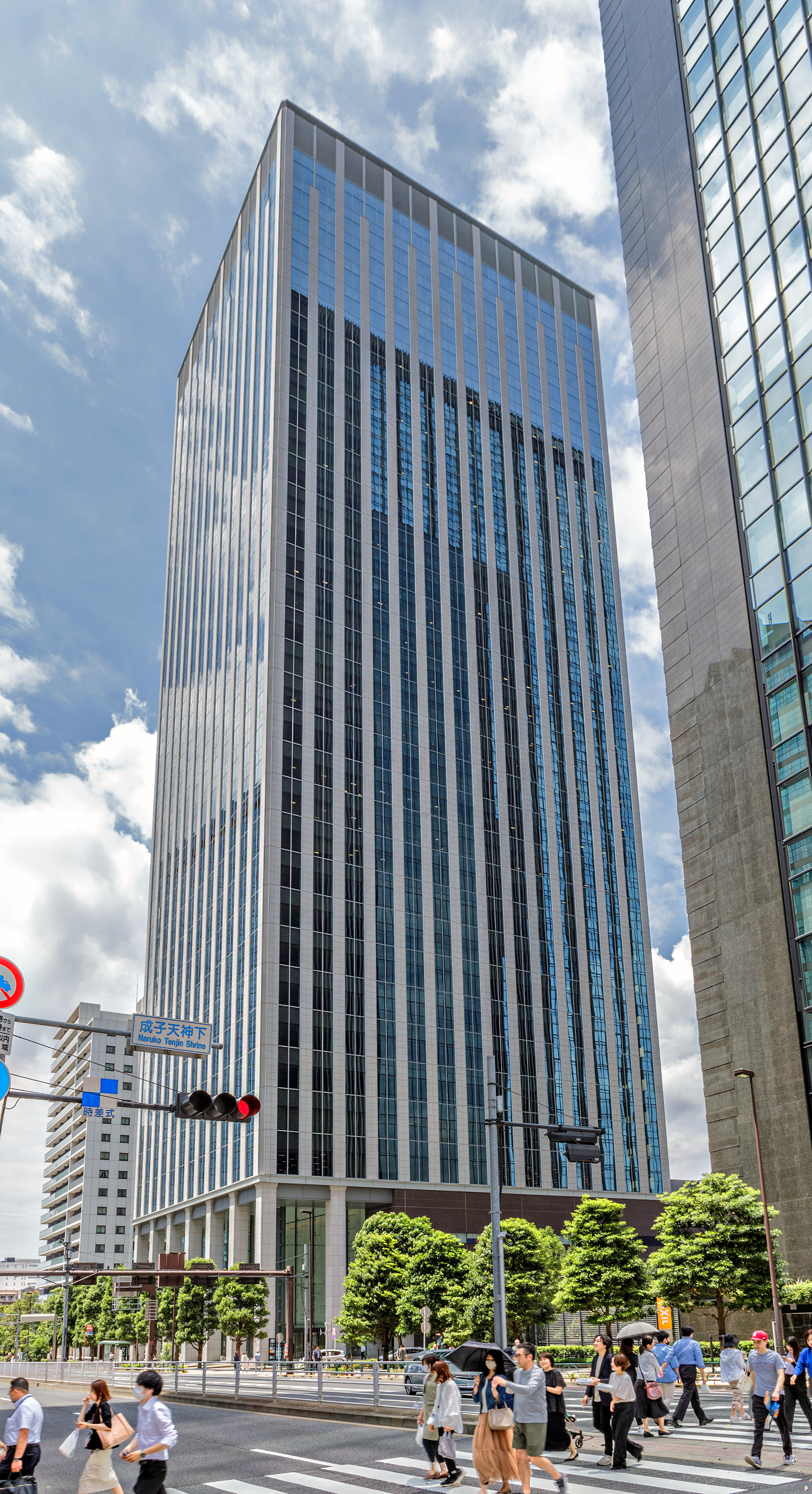 Shinjuku Front Tower - View from the southeast 