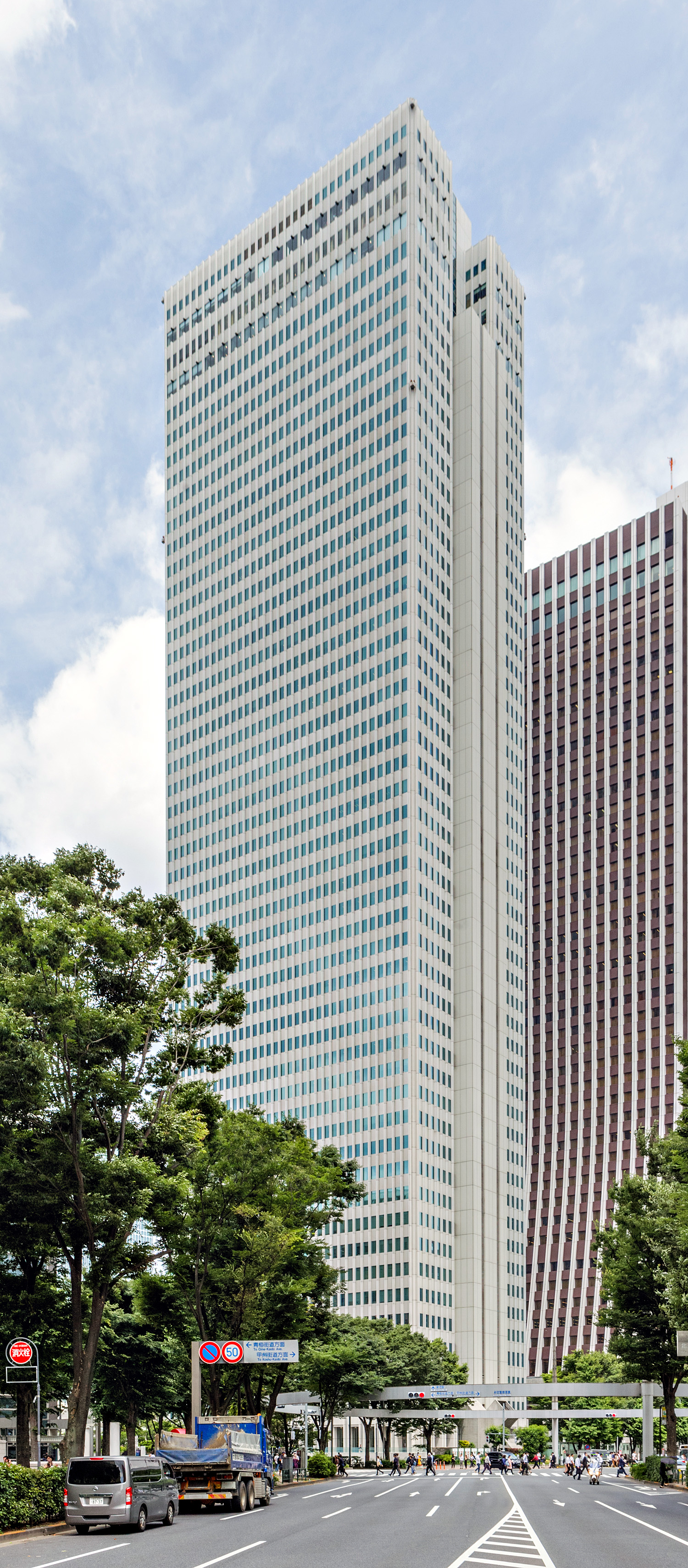 Shinjuku Nomura Building - View from the west 