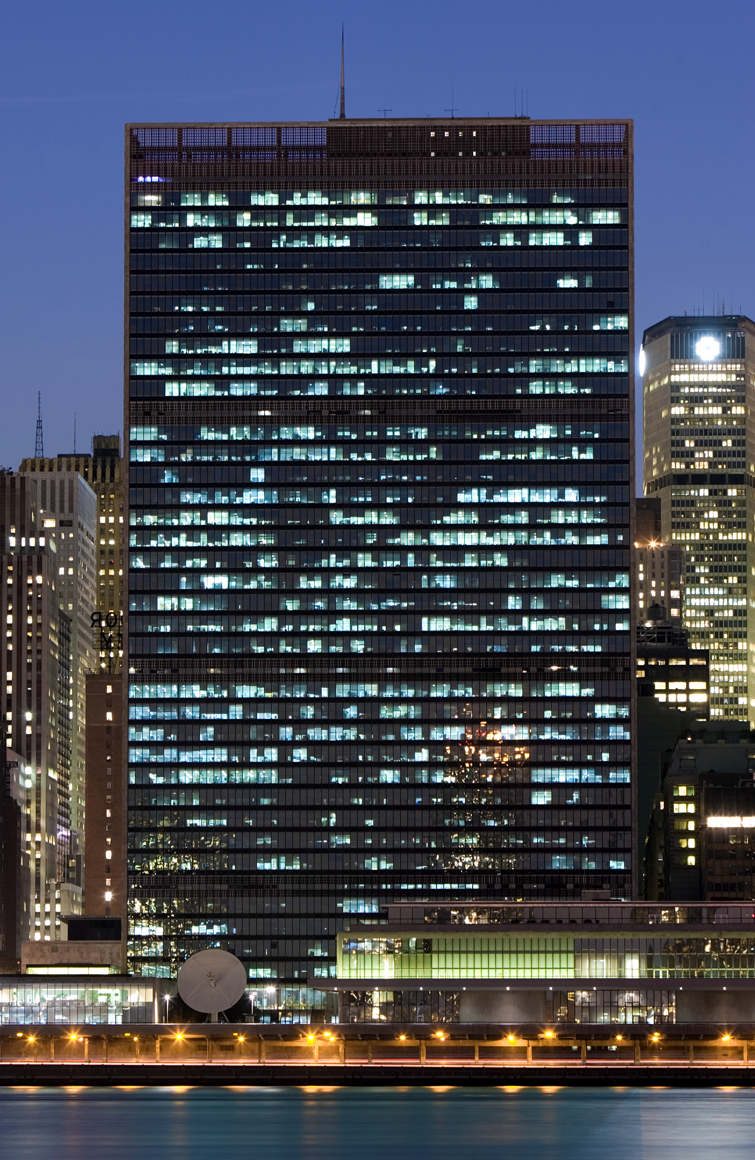 United Nations Secretariat Building - Night view from Queens 
